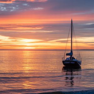 solitory-sailing-boat-in-the-sunset